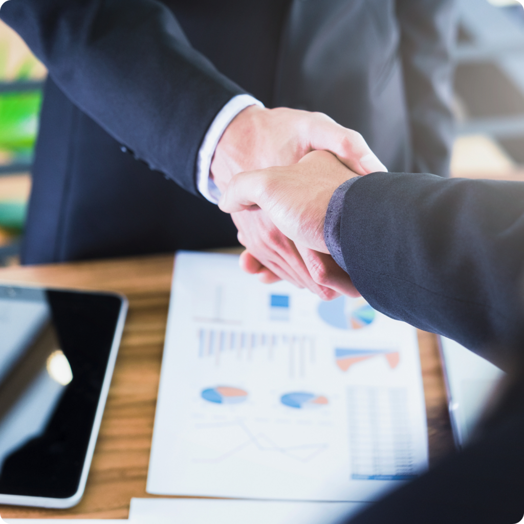 Pilhas de pneus novos em estoque de centro automotivo, destacando variedade de modelos e aplicações para revenda e frotas.